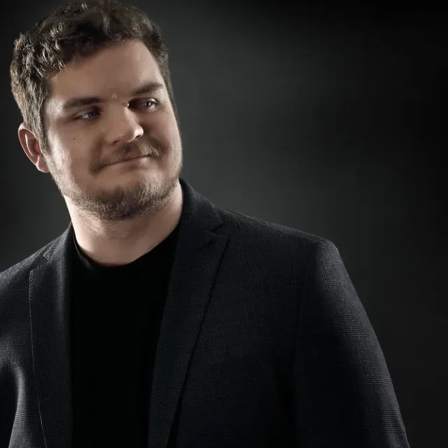 Business-Portrait vor dunklem Hintergrund